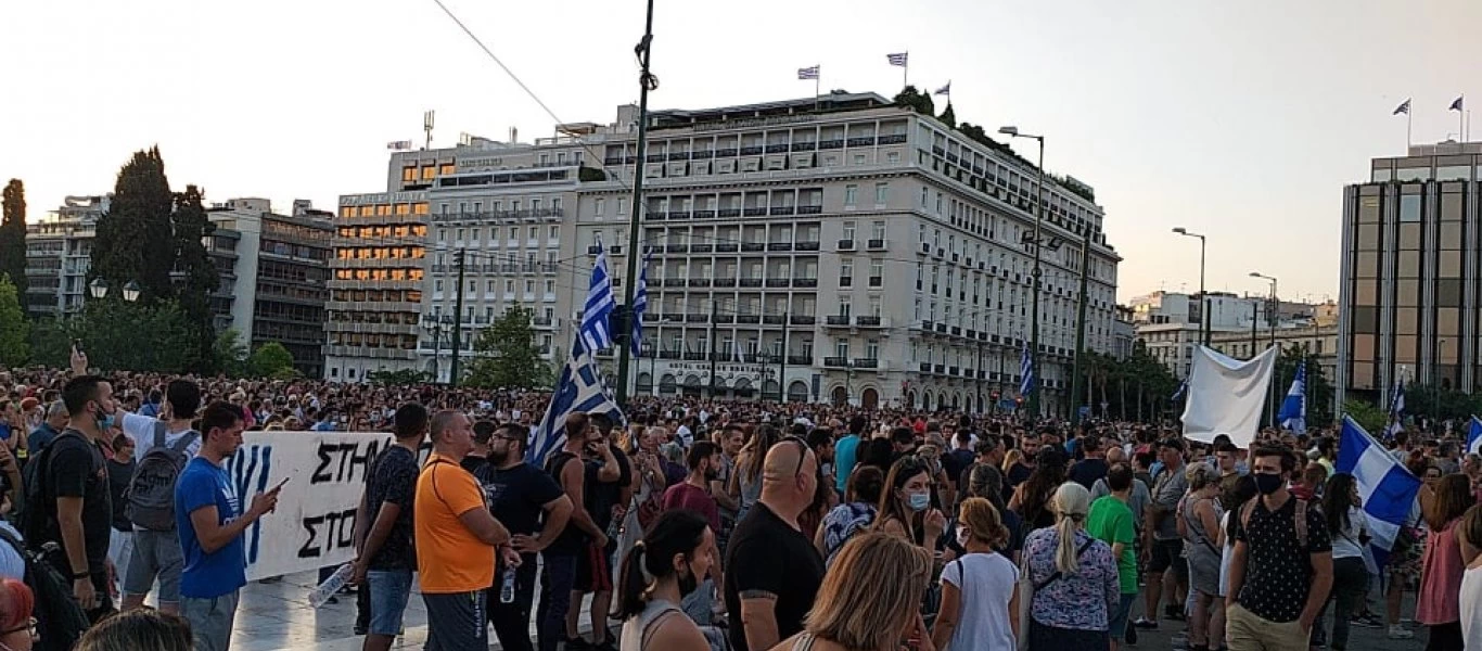 Οι Έλληνες απαίτησαν πίσω την ελευθερία τους: Μαζικές συγκεντρώσεις σε όλη τη χώρα - Όσα έγιναν στο Σύνταγμα (βίντεο)